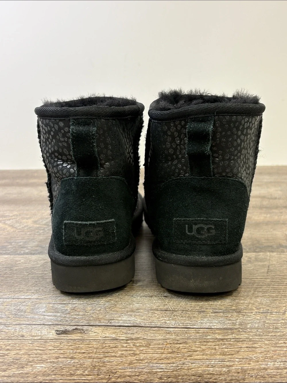 UGG Classic Mini II Black Metallic Pebble Sheepskin Boots Women’s Size 7